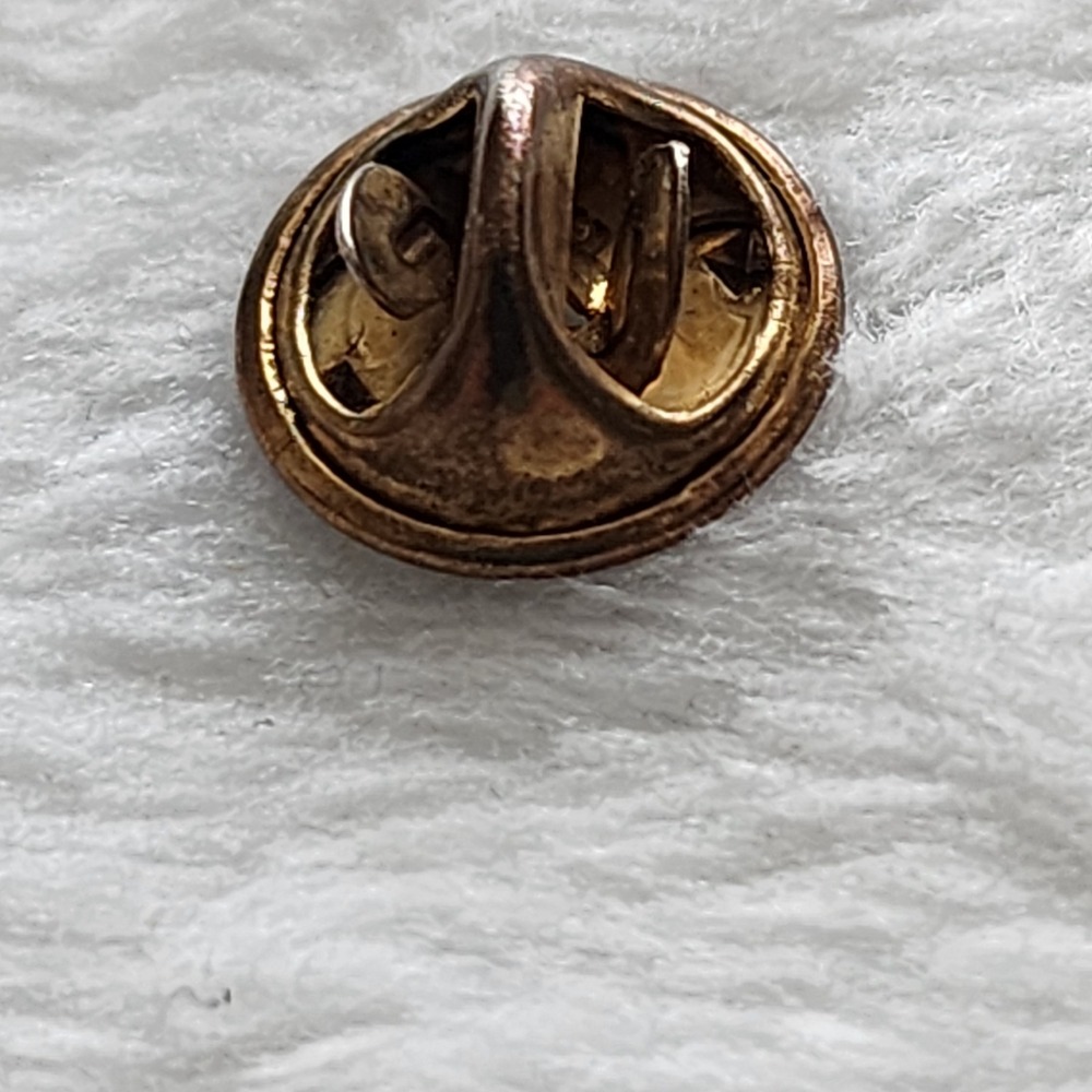 Golf Bag Pin Gold Tone Sporty Caddy Lapel Pin Accessory Golder Gift Idea Dad - Picture 4 of 7
